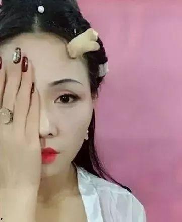 娱乐吃瓜君男孩化妆,揭秘男孩化妆潮流,变身美妆达人